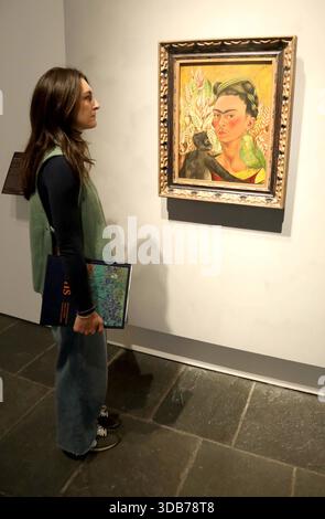 New York, New York, Stati Uniti. 13 dicembre 2025. A Woman Views ''˜Autorretrato con chango y loro,1942' di Frida Kahlo che ha venduto per $ 3.192.500 il 17 maggio 1995 visto durante l'anteprima stampa di ''˜Icons Back to Madison' la prima mostra di riferimento nel suo genere che riporta le opere precedentemente vendute da Sotheby's, tenutasi presso l'edificio Breuer. (Credit Image: © Nancy Kaszerman/ZUMA Press Wire) SOLO PER USO EDITORIALE! Non per USO commerciale! Foto Stock