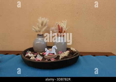 mostra oggetti che impreziosiscono gli angoli della casa Foto Stock