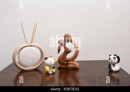 mostra oggetti che impreziosiscono gli angoli della casa Foto Stock