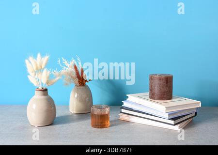 mostra oggetti che impreziosiscono gli angoli della casa Foto Stock