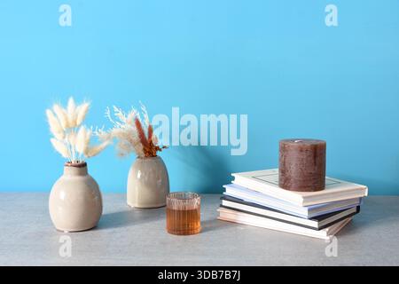 mostra oggetti che impreziosiscono gli angoli della casa Foto Stock