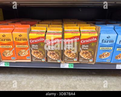 Los Angeles, California, Stati Uniti - 09-30-2023: Una vista di diversi pacchetti di cereali alla granola Sweet Home Farm, in mostra in un negozio di alimentari locale. Foto Stock