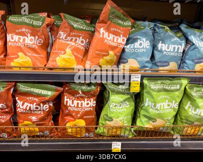 Los Angeles, California, Stati Uniti - 09-30-2023: Una vista di diversi pacchetti di patatine Humble, in mostra in un negozio di alimentari locale. Foto Stock