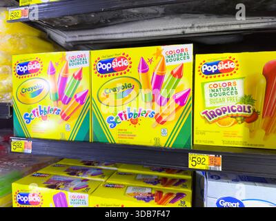 Los Angeles, California, Stati Uniti - 09-30-2023: Una vista di diversi pacchetti di Popsicle Crayola Scribblers, in mostra in un negozio di alimentari locale. Foto Stock