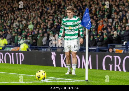 Glasgow, Regno Unito. 14 dicembre 2025. Il St Mirren FC ha giocato il Celtic FC nella finale della Premier Sports Cup ad Hampden Park, Glasgow, Scozia, Regno Unito. Il punteggio finale è stato St Mirren 3 - 1 Celtic. St. Mirren vince la Coppa. Luke McCowan (C14) sta per prendere un angolo. Crediti: Findlay/Alamy Live News Foto Stock