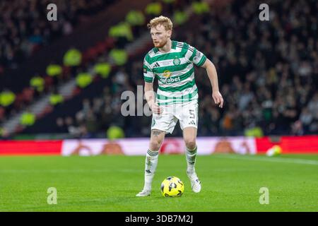 Glasgow, Regno Unito. 14 dicembre 2025. Il St Mirren FC ha giocato il Celtic FC nella finale della Premier Sports Cup ad Hampden Park, Glasgow, Scozia, Regno Unito. Il punteggio finale è stato St Mirren 3 - 1 Celtic. St. Mirren vince la Coppa. Liam scala (C5) con la palla.credito: Findlay/Alamy Live News Foto Stock
