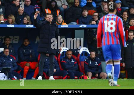 Londra, Regno Unito. 14 dicembre 2025. Oliver Glasner manager del Crystal Palace gesta durante la partita Crystal Palace contro Manchester City Premier League al Selhurst Park, Londra, Inghilterra il 14 dicembre 2025 credito: Sally Rawlins/Every Second Media Credit: Every Second Media/Alamy Live News Foto Stock