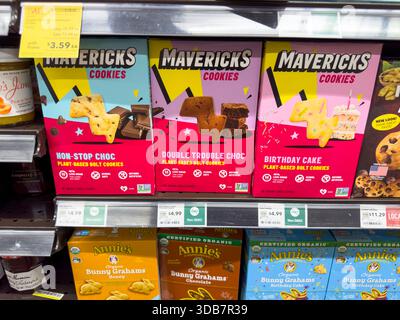 Los Angeles, California, Stati Uniti - 09-30-2023: Una vista di diversi pacchetti di biscotti Mavericks, in mostra in un negozio di alimentari locale. Foto Stock