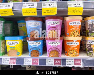 Los Angeles, California, Stati Uniti - 09-30-2023: Una vista di diversi cartoni di dessert congelati Must Love, in mostra in un negozio di alimentari locale. Foto Stock