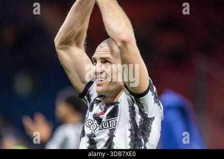 Glasgow, Regno Unito. 14 dicembre 2025. Il St Mirren FC ha giocato il Celtic FC nella finale della Premier Sports Cup ad Hampden Park, Glasgow, Scozia, Regno Unito. Il punteggio finale è stato St Mirren 3 - 1 Celtic. St. Mirren vince la Coppa. Alex Gogic applaude i tifosi alla fine della partita. Crediti: Findlay/Alamy Live News Foto Stock
