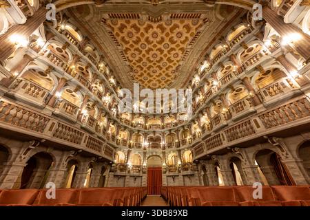 Mantova, Italia - 26 luglio 2025: Vista grandangolare del XVIII secolo Teatro scientifico Bibiena di Mantova, che mostra l'auditorium barocco ornato, i livelli di bo Foto Stock