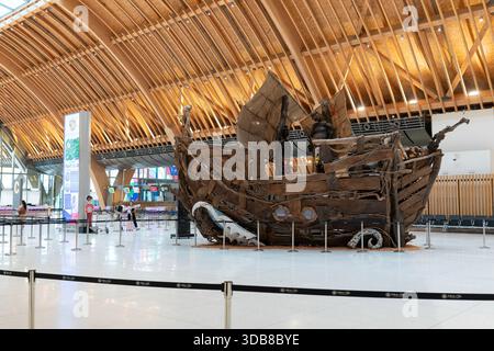 Lapu-Lapu, Filippine - 7 maggio 2025: Una scultura di vaso in legno dell'artista nazionale Kidlat Tahimik, parte della sua mostra INDIO-GENIUS al Terminal 2 Foto Stock