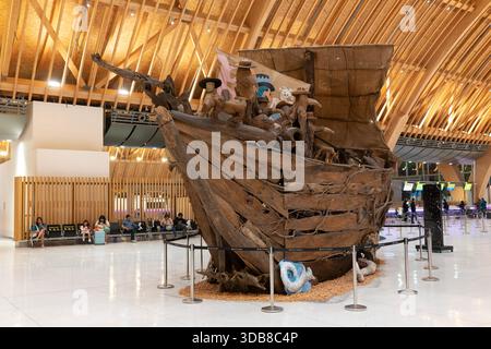 Lapu-Lapu, Filippine - 7 maggio 2025: Una scultura di vaso in legno dell'artista nazionale Kidlat Tahimik, parte della sua mostra INDIO-GENIUS al Terminal 2 Foto Stock
