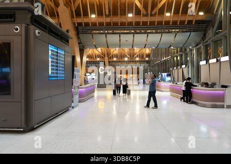 Lapu-Lapu, Filippine - 7 maggio 2025: Persone al livello di partenza all'Aeroporto Internazionale di Mactan-Cebu. Foto Stock