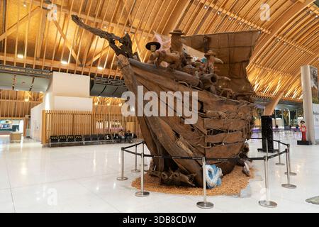 Lapu-Lapu, Filippine - 7 maggio 2025: Una scultura di vaso in legno dell'artista nazionale Kidlat Tahimik, parte della sua mostra INDIO-GENIUS al Terminal 2 Foto Stock