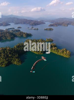 Scopri la bellezza mozzafiato del lago Cheow LAN a Khao Sok, Thailandia. Isole lussureggianti e acque tranquille creano un'oasi di pace perfetta per gli amanti della natura e per gli avventurieri. Foto Stock