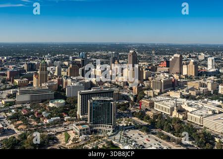 San Antonio, Texas, Stati Uniti - 2 dicembre 2025: Vista aerea diurna dello skyline degli edifici nel centro di San Antonio, Texas. Foto Stock