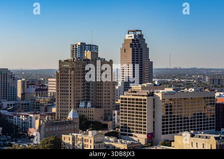 San Antonio, Texas, Stati Uniti - 2 dicembre 2025: Vista aerea diurna dello skyline degli edifici nel centro di San Antonio, Texas. Foto Stock