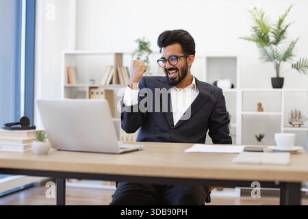 Uomo d'affari di successo che festeggia Foto Stock