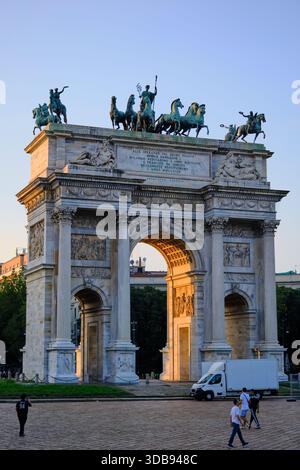 Splendida vista sull'Arco della Pace di Milano, in Italia, bagnata dalla calda luce del sole del tardo pomeriggio. Foto Stock