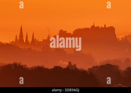 REVISIONE PA DELL'ANNO 2025. Foto del 07/04/25: Castello di Edimburgo e skyline della città all'alba. Data di pubblicazione: Lunedì 15 dicembre 2025. Foto Stock