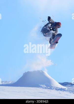 REVISIONE PA DELL'ANNO 2025. Foto del 07/01/25: Snowboarder sulle piste del club sciistico Allenheads nel Northumberland. Data di pubblicazione: Lunedì 15 dicembre 2025. Foto Stock