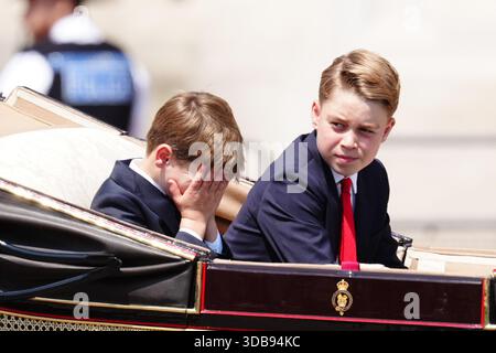 REVISIONE PA DELL'ANNO 2025. Foto del file datata 14/06/25: Il principe Luigi (a sinistra) e il principe Giorgio tornano a Buckingham Palace dopo la cerimonia Trooping the Colour nel centro di Londra. Data di pubblicazione: Lunedì 15 dicembre 2025. Foto Stock