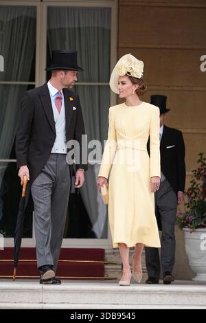 REVISIONE PA DELL'ANNO 2025. Foto del file datata 20/05/25: Il Principe e la Principessa di Galles si trovano in cima alla scalinata del Giardino prima dell'inizio di una festa del Giardino reale a Buckingham Palace, Londra. Data di pubblicazione: Lunedì 15 dicembre 2025. Foto Stock
