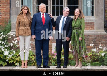 REVISIONE PA DELL'ANNO 2025. Foto del file del 16/09/25: Il primo ministro Sir Keir Starmer e il presidente degli Stati Uniti Donald Trump osservano i membri della squadra di paracadute dell'esercito dei Red Devils a Chequers, vicino ad Aylesbury nel Buckinghamshire. Data di pubblicazione: Lunedì 15 dicembre 2025. Foto Stock