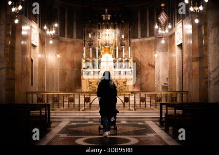 REVISIONE PA DELL'ANNO 2025. Foto del file del 23/04/25: Una signora piange nella Cattedrale di Westminster nel centro di Londra, a seguito della morte di Papa Francesco. Il pontefice di 88 anni è morto il lunedì di Pasqua. Data di pubblicazione: Lunedì 15 dicembre 2025. Foto Stock