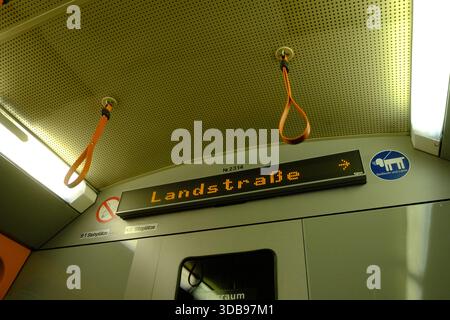 Primo piano di un vagone ferroviario che mostra una visualizzazione della destinazione e le caratteristiche di sicurezza, viaggi moderni. Foto Stock