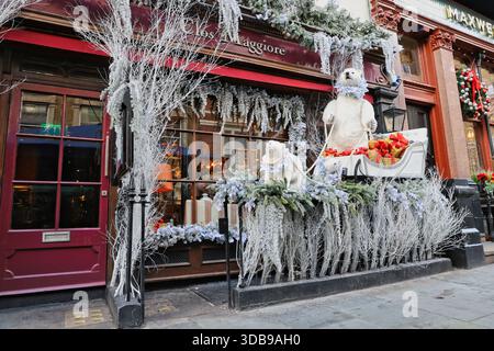 Decorazioni natalizie al Clos maggiore French Restaurant Covent Garden Londra Regno Unito dicembre 2025 Foto Stock
