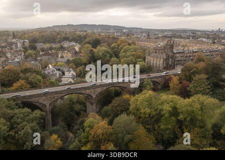 Veduta aerea del ponte Dean che si innalza con grazia sull'acqua di Leith, un testamento in pietra tra il vivace fogliame autunnale, Moray Feu, Scozia, ONU Foto Stock