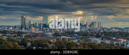 Vista aerea dello skyline di Boston sotto un cielo lunare, dove i grattacieli perforano l'orizzonte in mezzo al mutevole fogliame autunnale, Boston, Massachusetts, uni Foto Stock