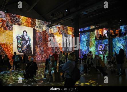 Parigi, Francia - 19 marzo 2025: Atelier des Lumières un luogo di arte digitale in una vecchia fabbrica di Parigi, presentano una mostra immersiva: Pablo Picasso, Foto Stock