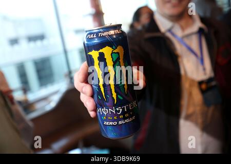 Un uomo possiede una lattina di Monster Energy drink a Londra, Regno Unito. Foto Stock