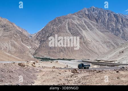 Camioncino che guida lungo la strada di montagna attraverso la valle secca nel Ladakh, nel nord dell'India. Viaggio e avventura nell'Himalaya indiano. Foto Stock