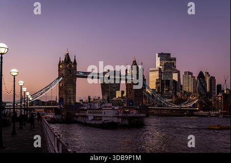 Il Tower Bridge al tramonto, London, Regno Unito Foto Stock