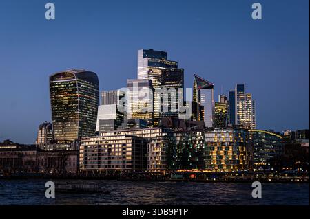 Skyline di Londra al tramonto, Londra, Regno Unito Foto Stock