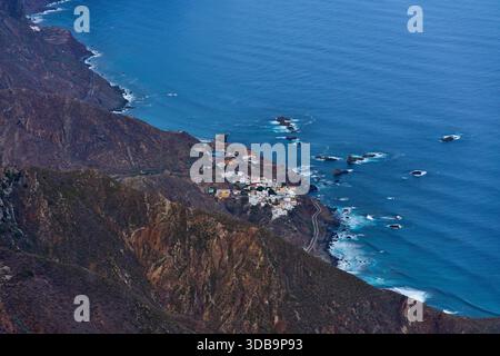 Vista aerea del villaggio di Almaciga, annidato tra le ripide montagne e la costa dell'Oceano Atlantico nel Parco rurale di Anaga, Tenerife, Isole Canarie Foto Stock