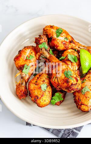 Bastoncini di pollo al forno primi piani verticali foto ad alto angolo Foto Stock