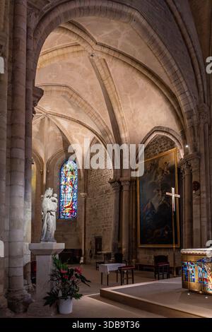 Interno della chiesa romanica di Saint-Pierre de Montmartre, una delle più antiche chiese sopravvissute di Parigi, in Francia Foto Stock
