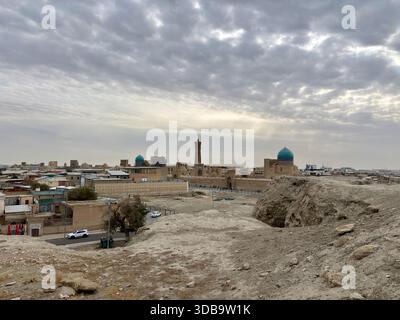 Vista dello skyline di Bukhara con monumenti da un punto panoramico rialzato e roccioso Foto Stock