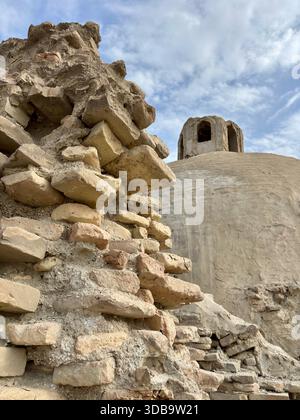Primo piano di rovine di mattoni sbriciolati con cupola intemprata sullo sfondo Foto Stock