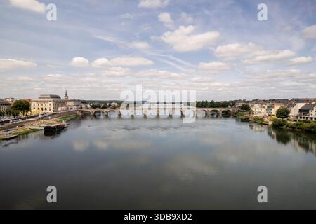 Vista aerea del tranquillo fiume Loira che riflette il cielo, attraversato dallo storico Pont Cessart, con il Castello di Saumur in lontananza, Saumur, Pays de Foto Stock