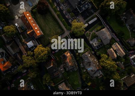 Vista aerea di un pittoresco villaggio con canali che serpeggiano tra case con tetto di paglia e vegetazione lussureggiante, creando una scena pittoresca, Giethoorn, Overijsse Foto Stock