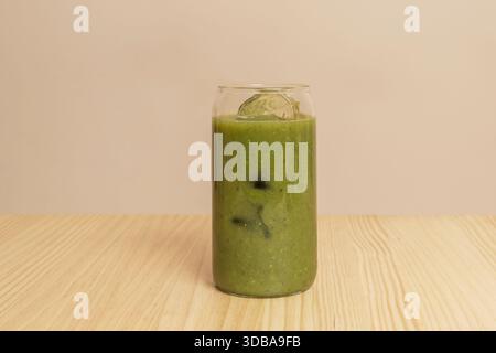 Una bevanda disintossicante con ghiaccio in un bicchiere trasparente Foto Stock