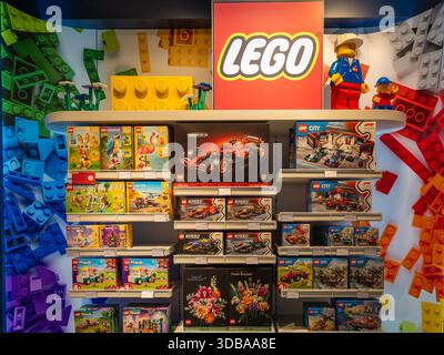 Amsterdam, Paesi Bassi, 13.12.2025, LEGO Retail Storefront con espositori di prodotti, famoso negozio di giocattoli esterno Foto Stock