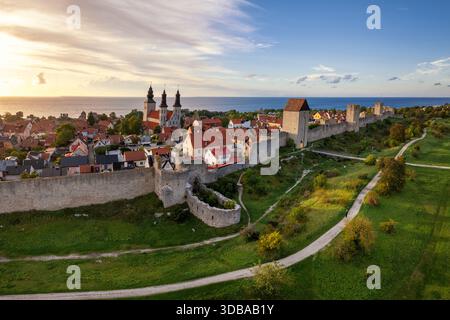 Visby, Svezia - 12 settembre 2025: Panorama cittadino di Visby con le mura medievali della città e la cattedrale al tramonto Foto Stock