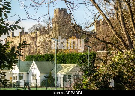 Castello di Warwick, Warwickshire, visto dai campi da tennis della città Foto Stock